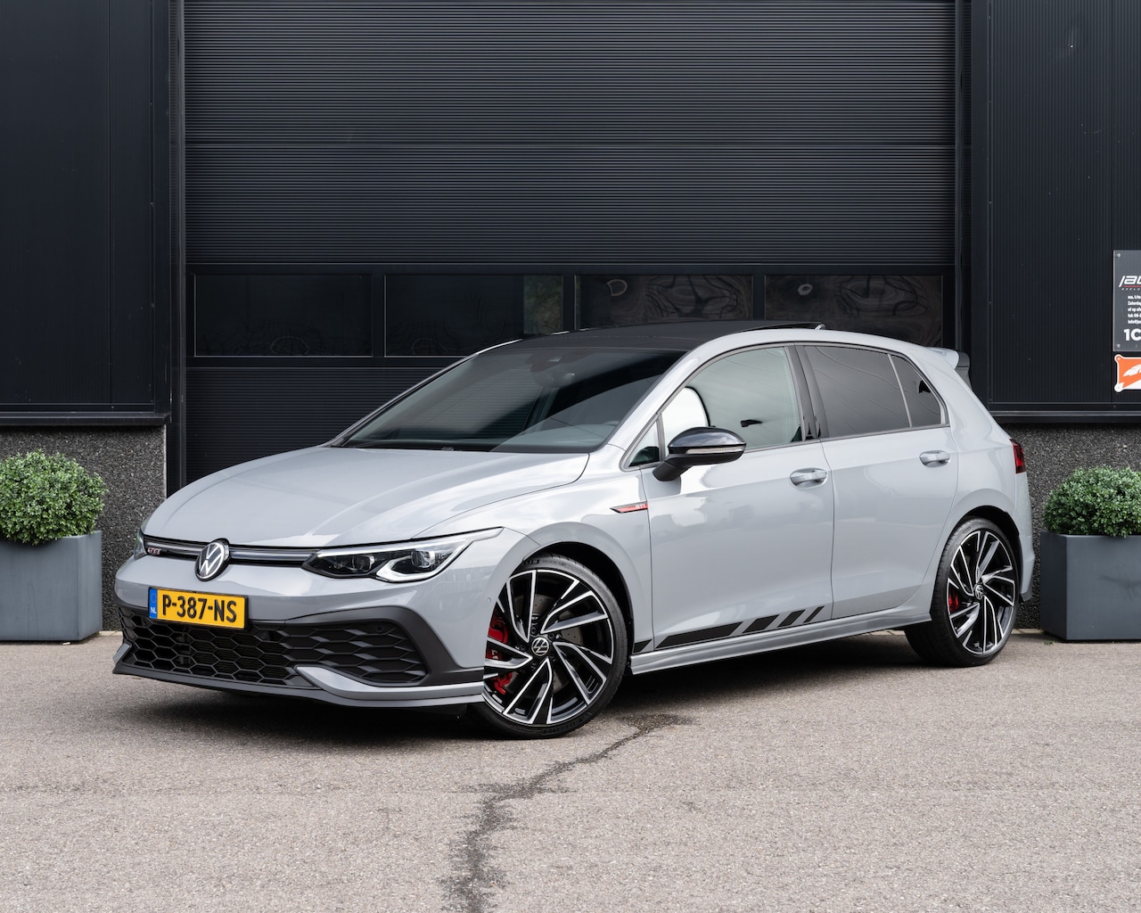 Volkswagen Golf - 8 GTI Clubsport 2021 | 300PK | Pano | Keyless | IQ Light | Nardo | Camera | Lane & Side As - AutoWereld.nl