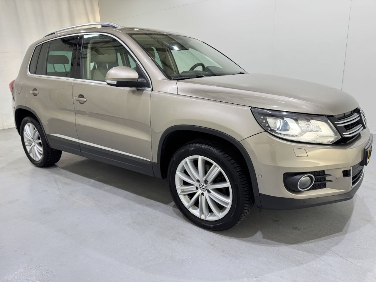 Volkswagen Tiguan - 2.0 TSI 4motion Sport Aut7 - AutoWereld.nl