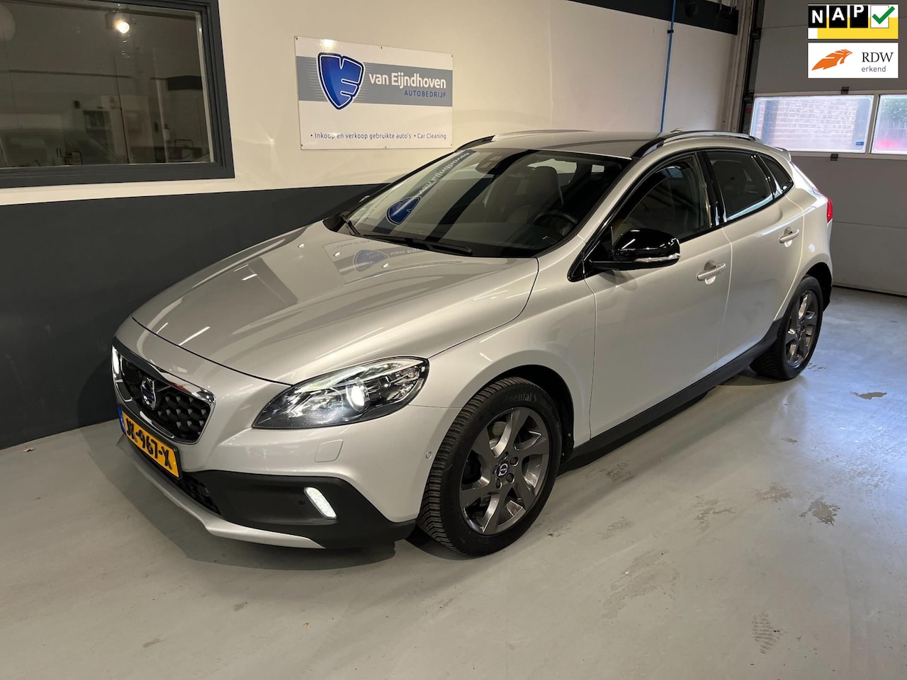 Volvo V40 Cross Country - 1.5 T3 Momentum Navi|Leder|ACC|VOL - AutoWereld.nl