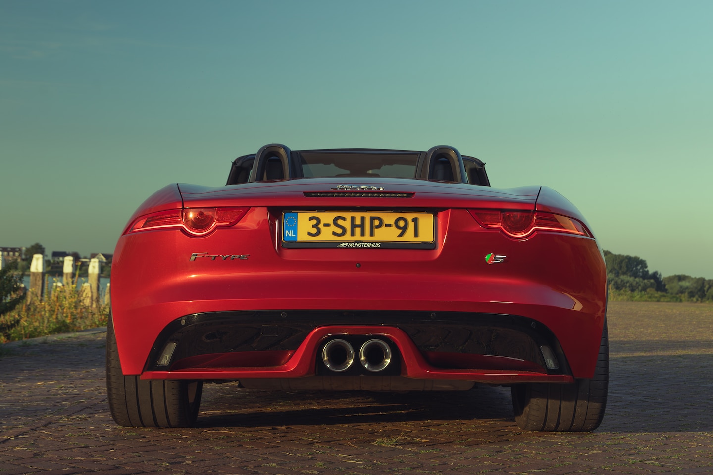 Jaguar F-type - 3.0 V6 S | Convertible | Italian Racing Red | Carbon in/ext. | Ori. NL | Performance Seats | Design - AutoWereld.nl