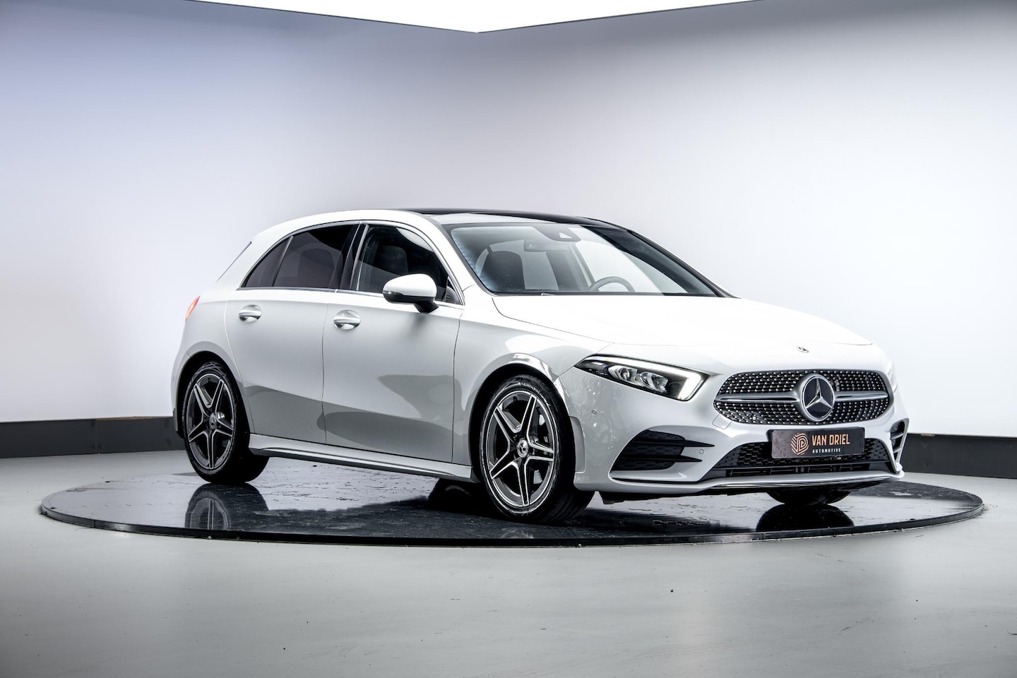 Mercedes-Benz A-klasse - 180 Business Solution AMG | Panoramadak | Trekhaak | - AutoWereld.nl