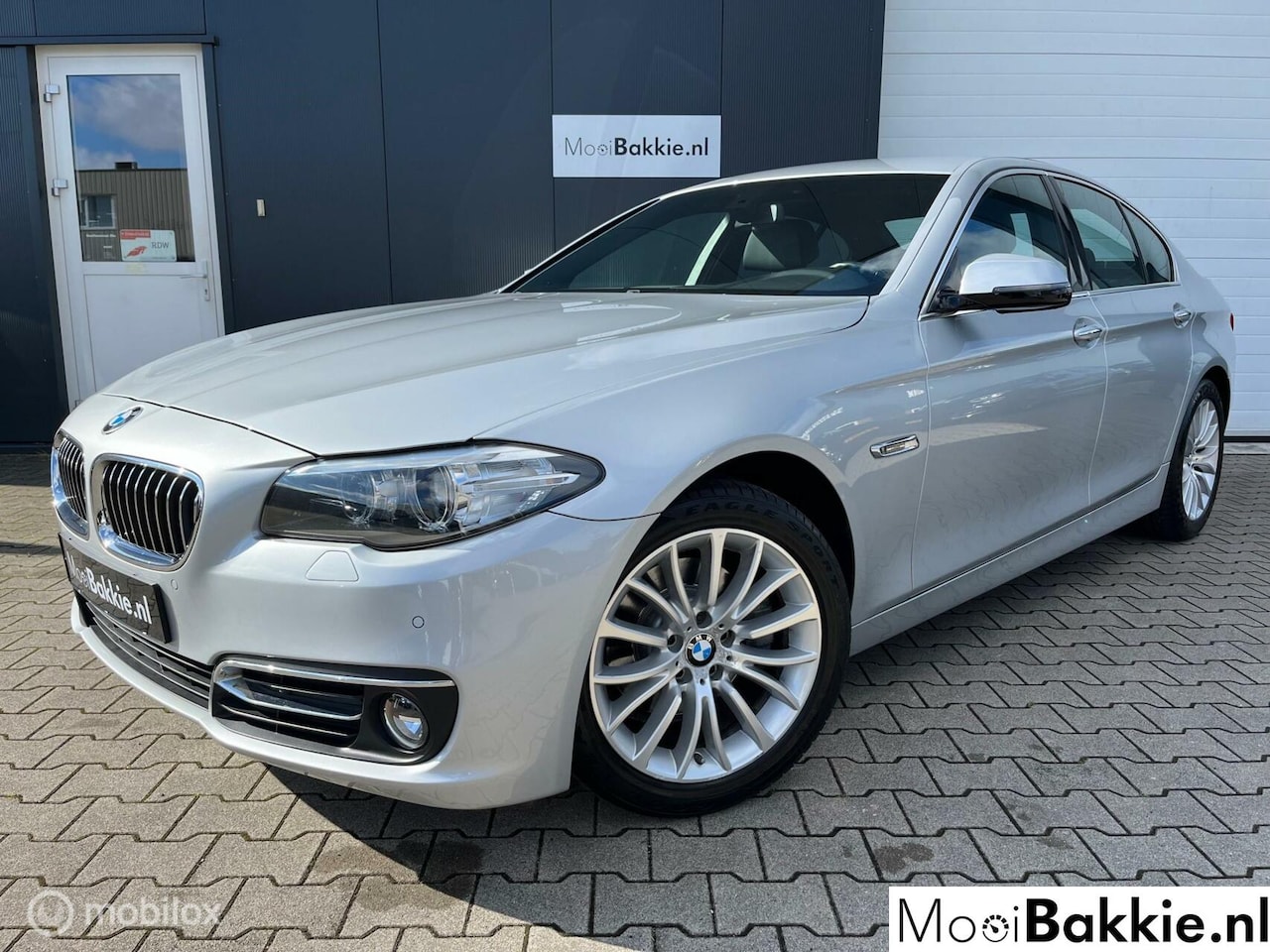 BMW 5-serie - 520i Luxury Edition Leder / NL / LED / Facelift - AutoWereld.nl