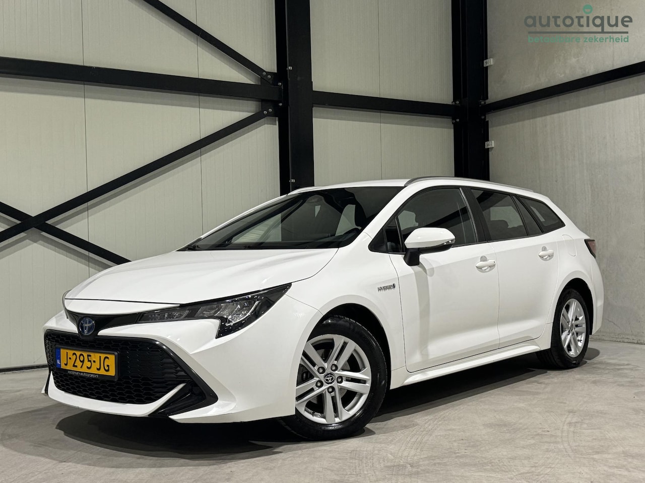 Toyota Corolla Touring Sports - 1.8 Hybrid Business Aut. | climate-control | trekhaak | - AutoWereld.nl