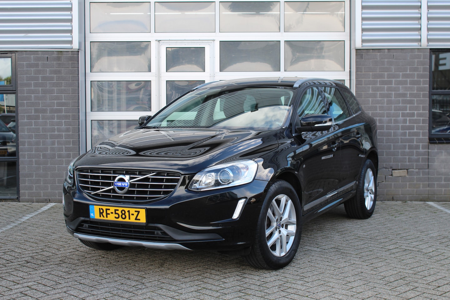 Volvo XC60 - 2.0 D4 FWD Polar+ / Leer / Stoelverwarming / Trekhaak - AutoWereld.nl