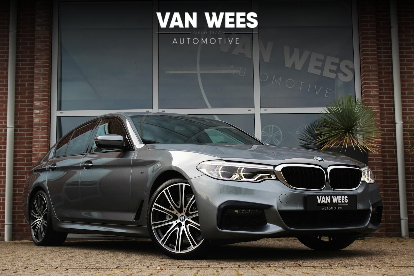 BMW 5-serie - 520i G30 Sedan High Executive Edition M-sport | M-pakket | 1e eigenaar | 20 inch | LED | H - AutoWereld.nl