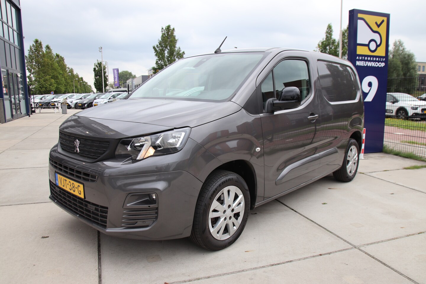 Peugeot Partner - 1.5 B-Hdi Asphalt 3 pers. Carplay-Camera, Leder, Stoelvw, 1e eig, trekhaak Prijspakker! - AutoWereld.nl