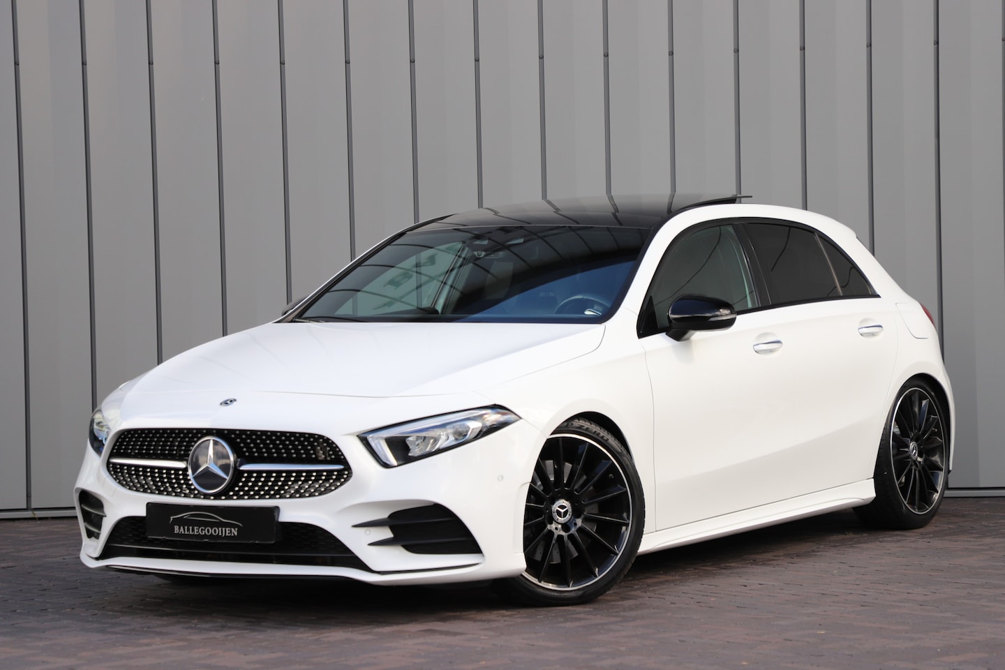 Mercedes-Benz A-klasse - 250 AMG 224PK Aut7 | Sfeerverlichting | Panoramadak | Widescreen | Led | NL-auto | 2018. - AutoWereld.nl