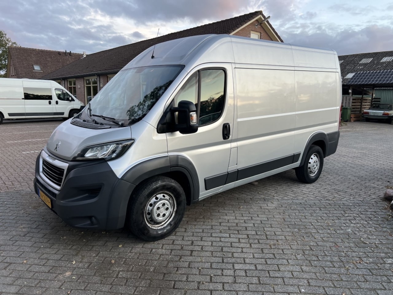 Peugeot Boxer - 335 2.2 HDI L2H2 XR 335 2.2 HDI L2H2 XR - AutoWereld.nl