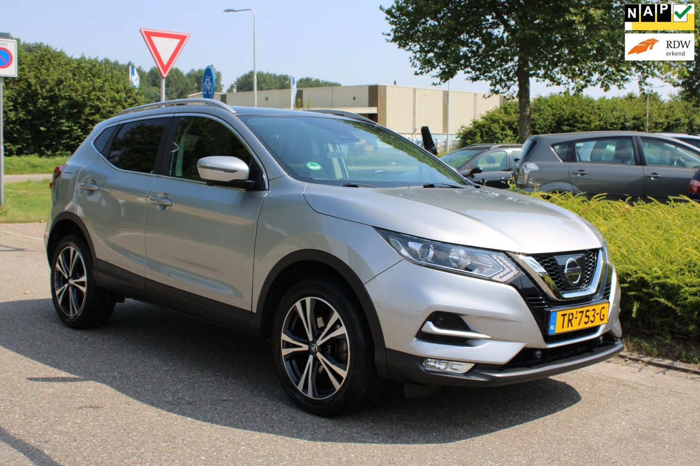 Nissan Qashqai - 1.2 N-Connecta/CLIMA AIRCO/PANORAMADAK/NAVIGATIE/LM-VELG/CRUISECONTROL/ISOFIX/CAMERA/51.20 - AutoWereld.nl