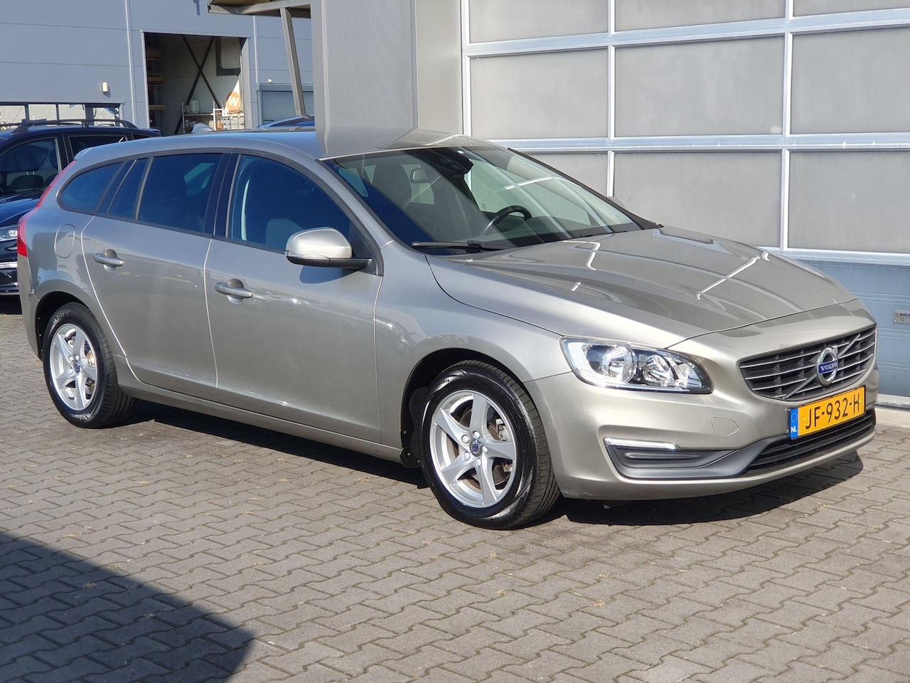 Volvo V60 - 1.6 D2 Kinetic Navi/Clima/Cruise/PDC!! - AutoWereld.nl