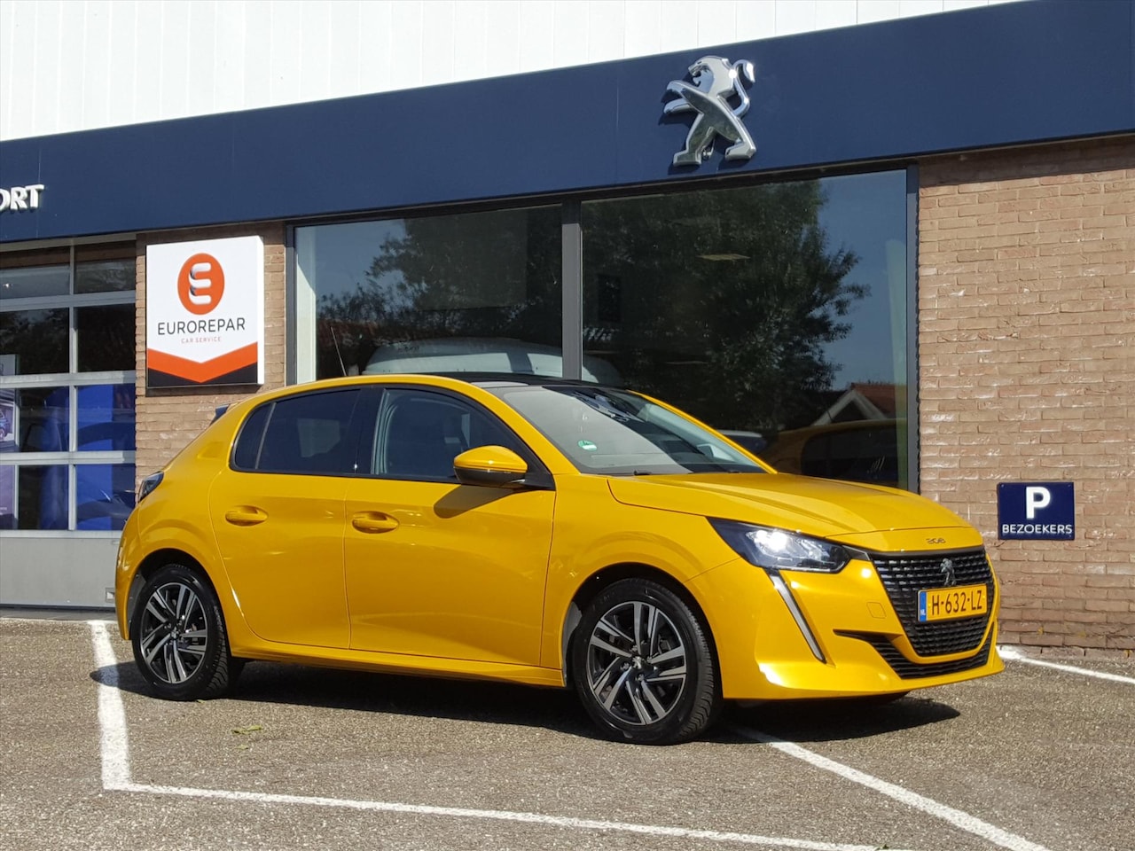 Peugeot 208 - 1.2 PureTech 100pk Allure Navigatie | Cruise & Climate control | Parkeercamera | Parkeerse - AutoWereld.nl