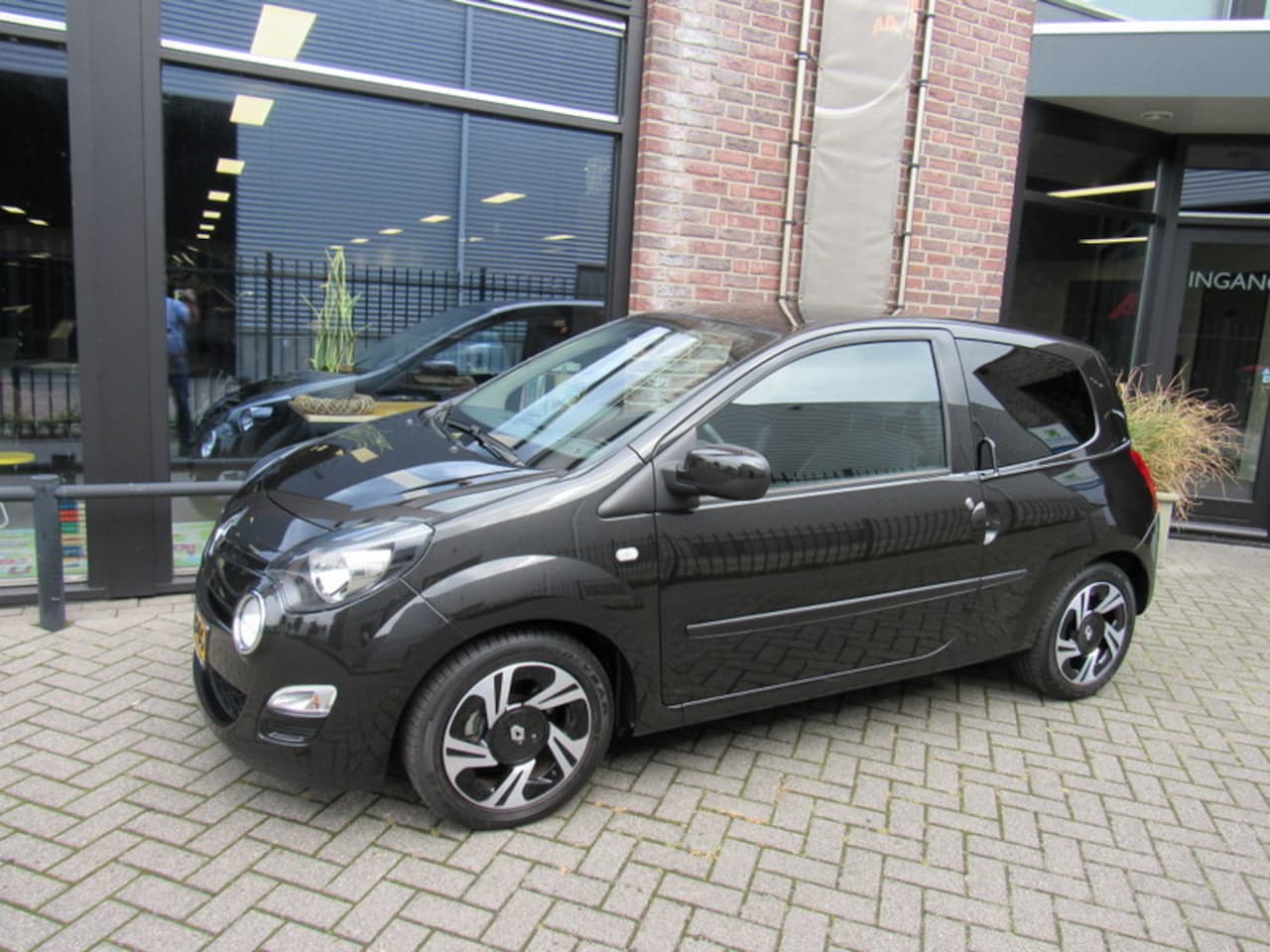 Renault Twingo - 1.2 16v 75pk Quickshift Dynamique met diverse aanpassingen - AutoWereld.nl