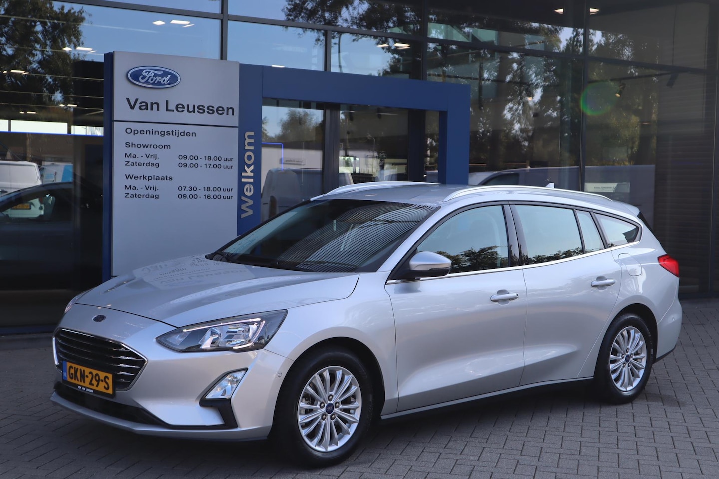 Ford Focus Wagon - 125PK HYBRID TITANIUM-X BUSINESS APPLE/ANDROID CLIMA NAVI CAMERA WINTERPACK BLISS KEYLESS - AutoWereld.nl