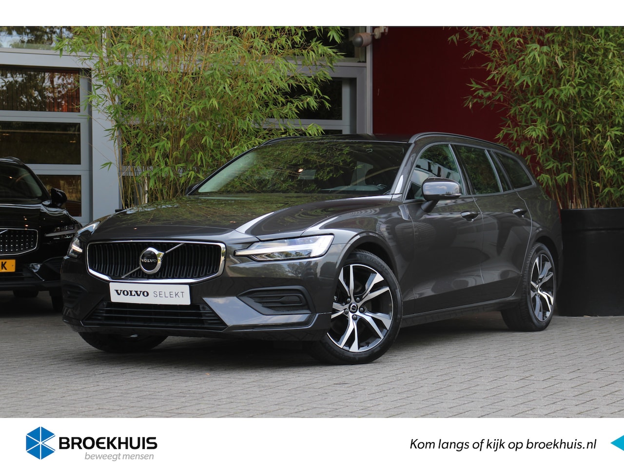 Volvo V60 - 2.0 B3 Essential Edition| Stuur-stoelverwarming| Trekhaak| Adaptive cruise| Dodehoeksensor - AutoWereld.nl