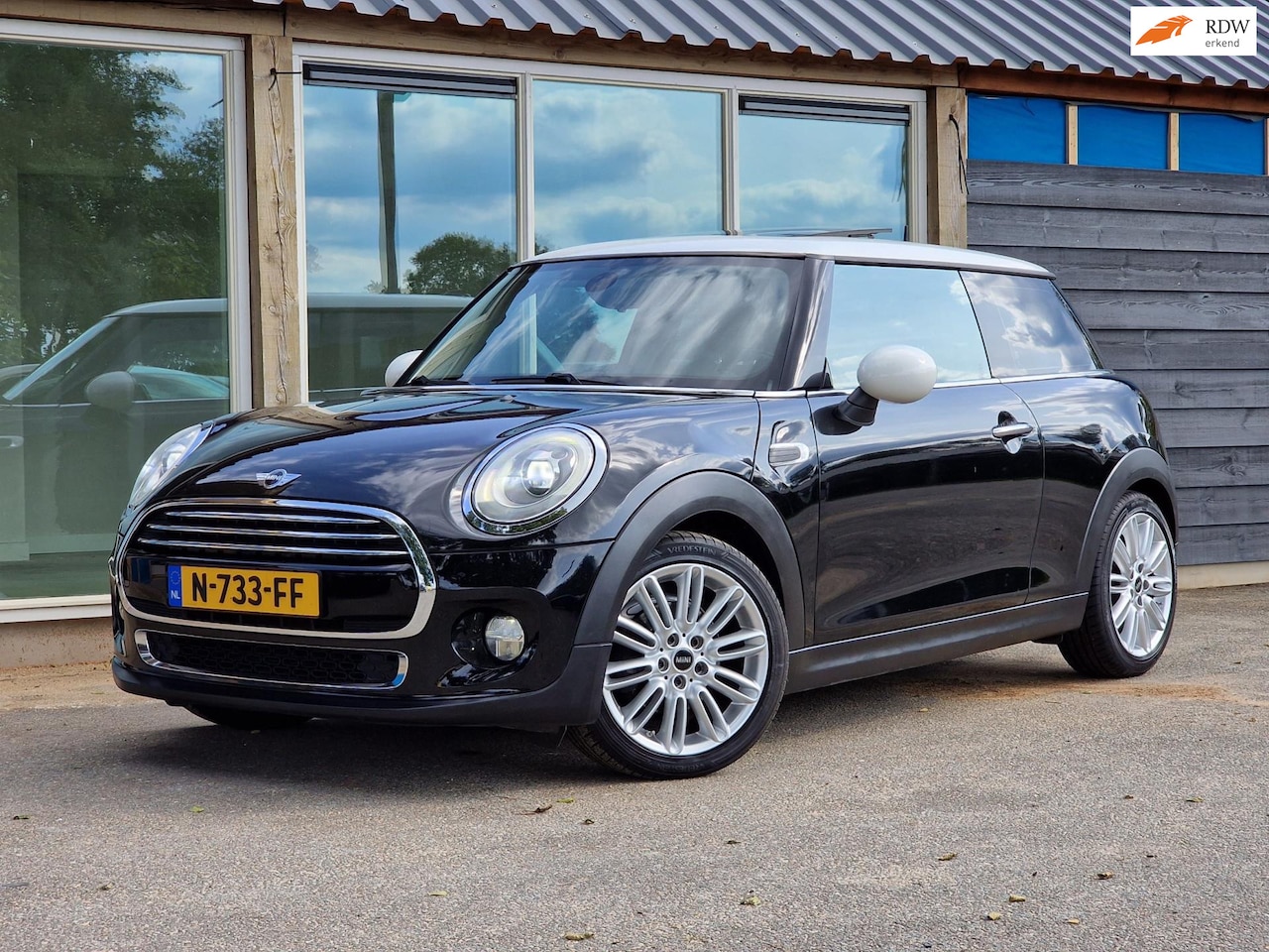 MINI Cooper - Mini 1.5 Chili (Panodak / Half leder / Climate / Cruise / 17 Inch / Navi / PDC) - AutoWereld.nl