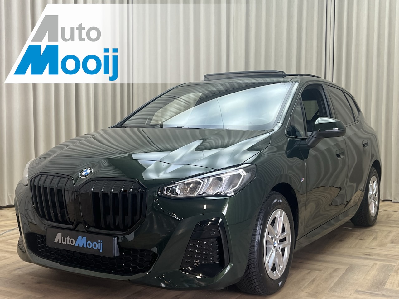 BMW 2-serie Active Tourer - 218i *M-Sport* Sanremo Green / Panoramadak / Leder / Apple Carplay / Stoelverwarming / DAB - AutoWereld.nl