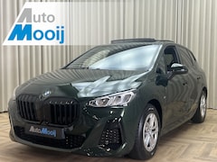 BMW 2-serie Active Tourer - 218iA *SANREMO GREEN* M-SPORT Pakket / Panoramadak / Automaat / Leder / Apple Carplay / St