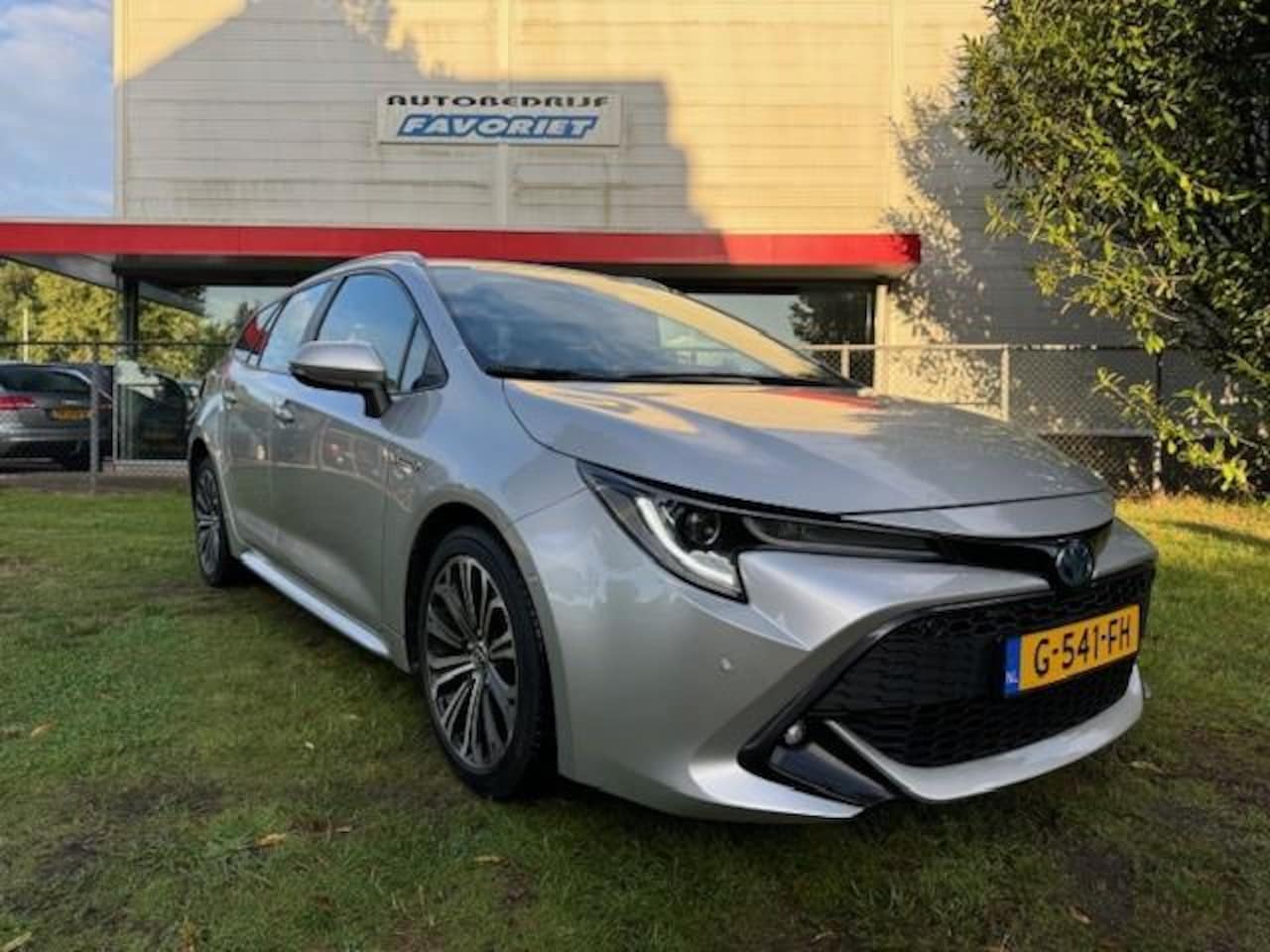 Toyota Corolla Touring Sports - 1.8/HYBRID/BUS/INTRO/XEN/LED/NAV/AUT - AutoWereld.nl