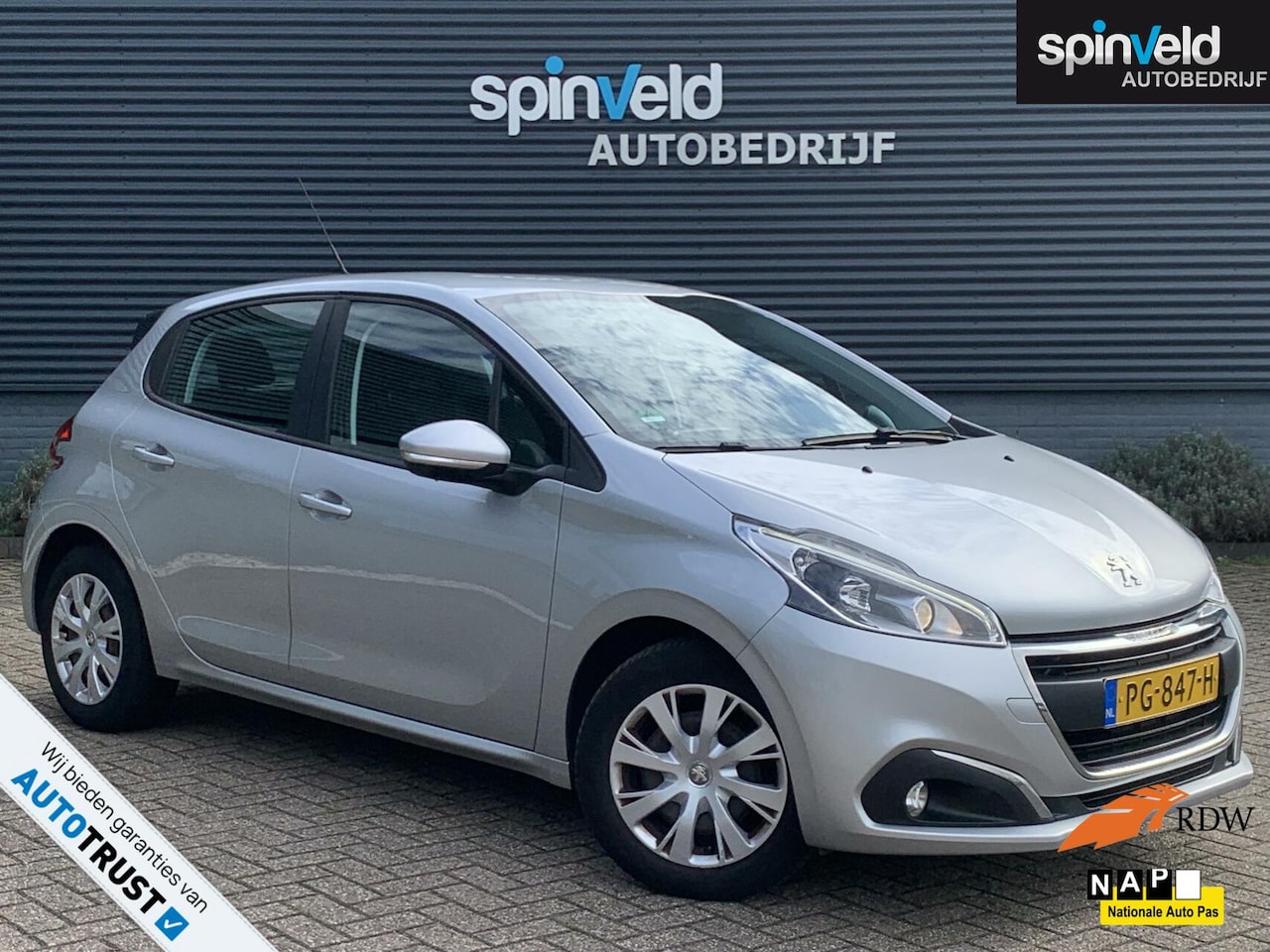 Peugeot 208 - 1.6 BlueHDi Blue Lease BJ`17 NAP NL NAVI Cruise LED - AutoWereld.nl