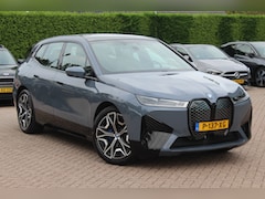 BMW iX - xDrive40 High Executive 77 kWh / Trekhaak / Panoramadak / 360Camera / Head-up / Keyless /