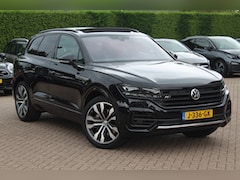 Volkswagen Touareg - 3.0 TSI 3x R-Line / Trekhaak / Panoramadak / 360Camera / Head-up / Standverwarming / Lucht