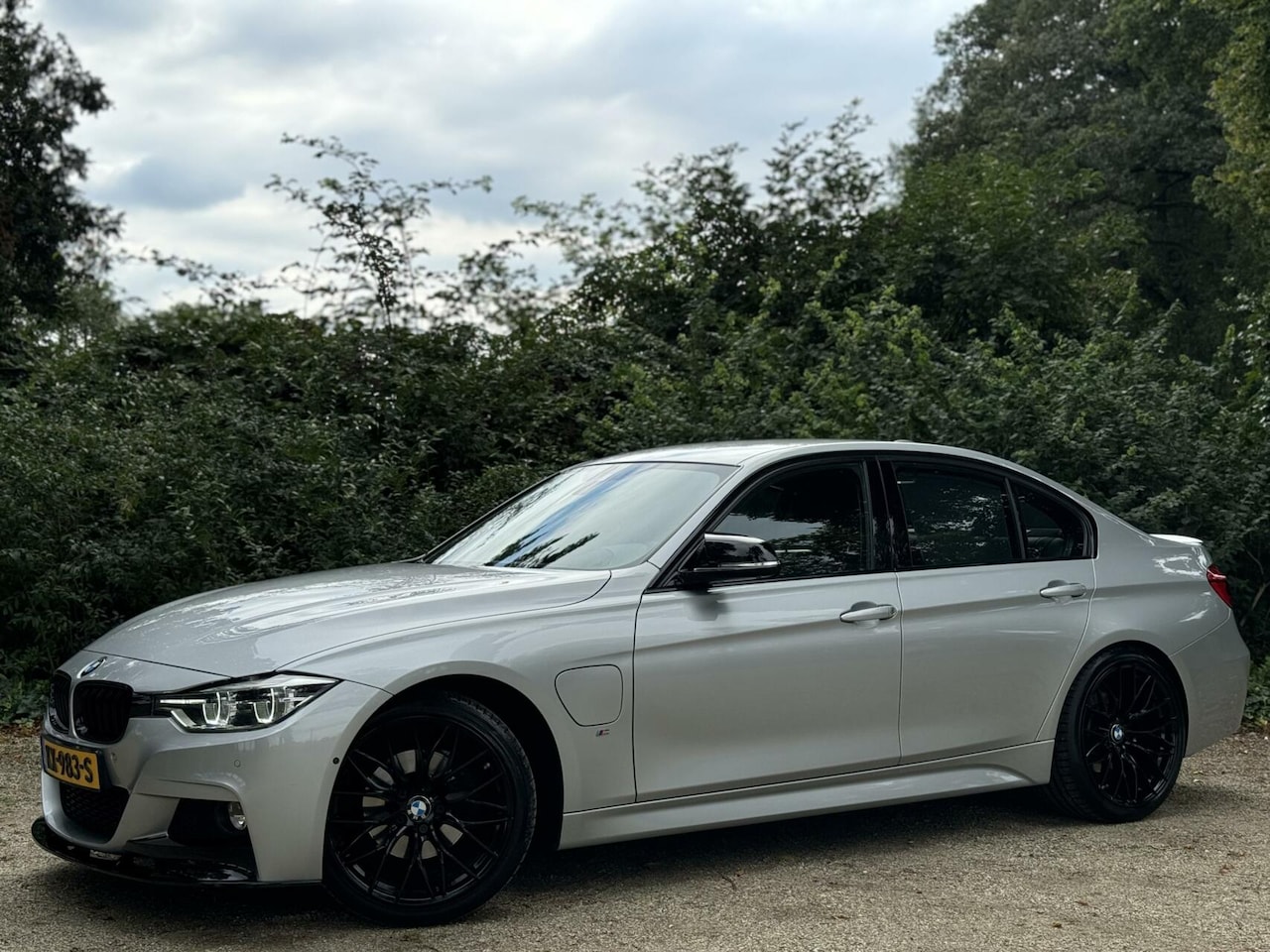 BMW 3-serie - 330e M-Performance / M-Sport / HUD / 360 / 19” - AutoWereld.nl