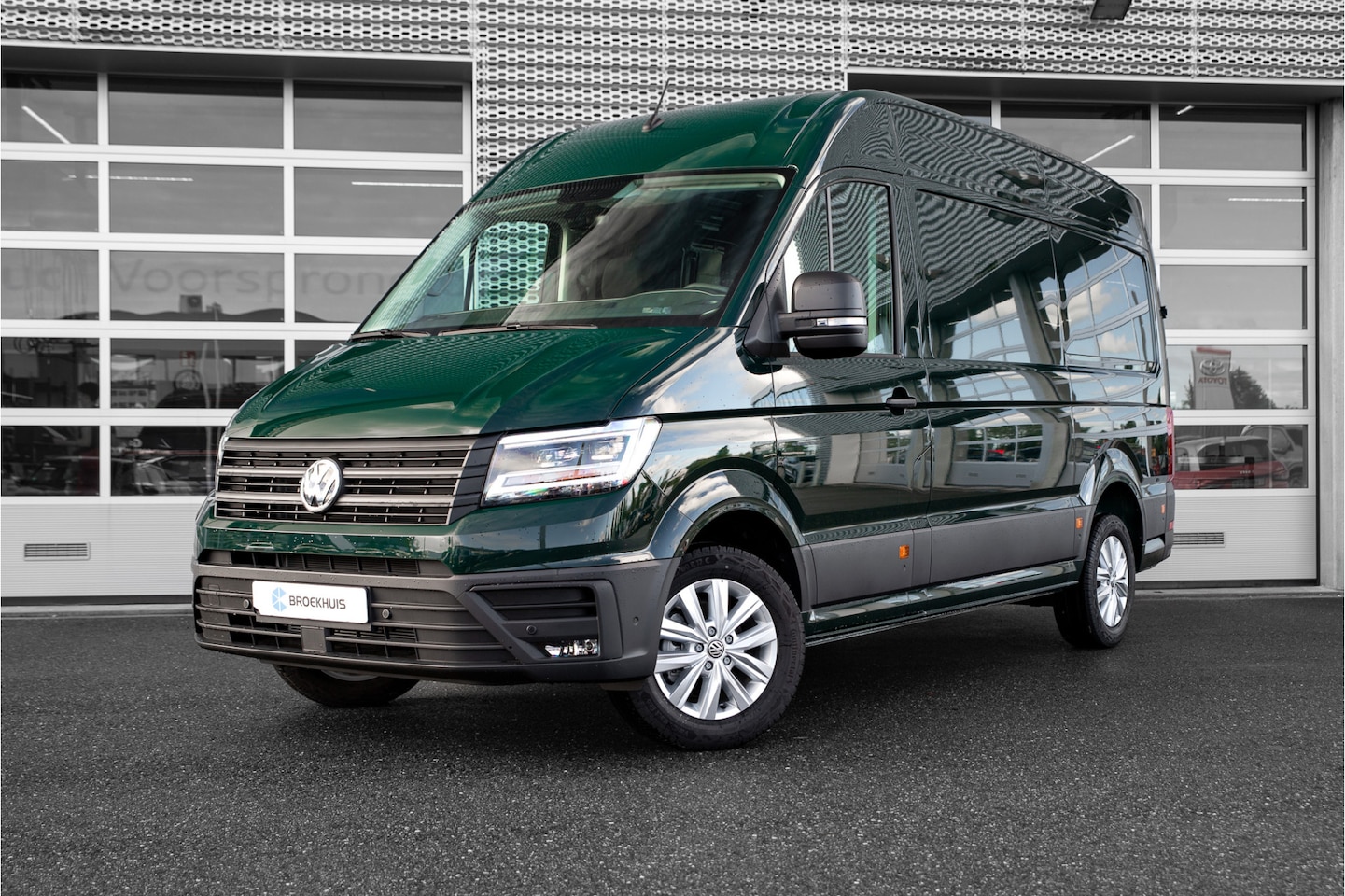 Volkswagen Crafter - Exclusive | Ontario Green | Navi | Led | Adaptive Cruise | Multistuur - AutoWereld.nl