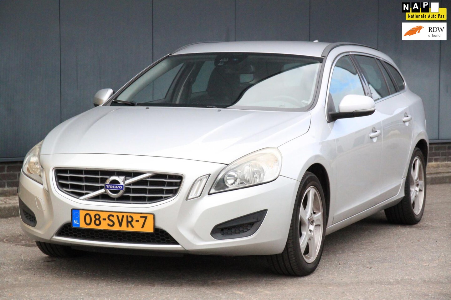 Volvo V60 - 1.6 T3 Momentum Navigatie/Parkeersensor/Stoelverwarming/Trekhaak - AutoWereld.nl