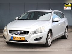 Volvo V60 - 1.6 T3 Momentum Navigatie/Parkeersensor/Stoelverwarming/Trekhaak