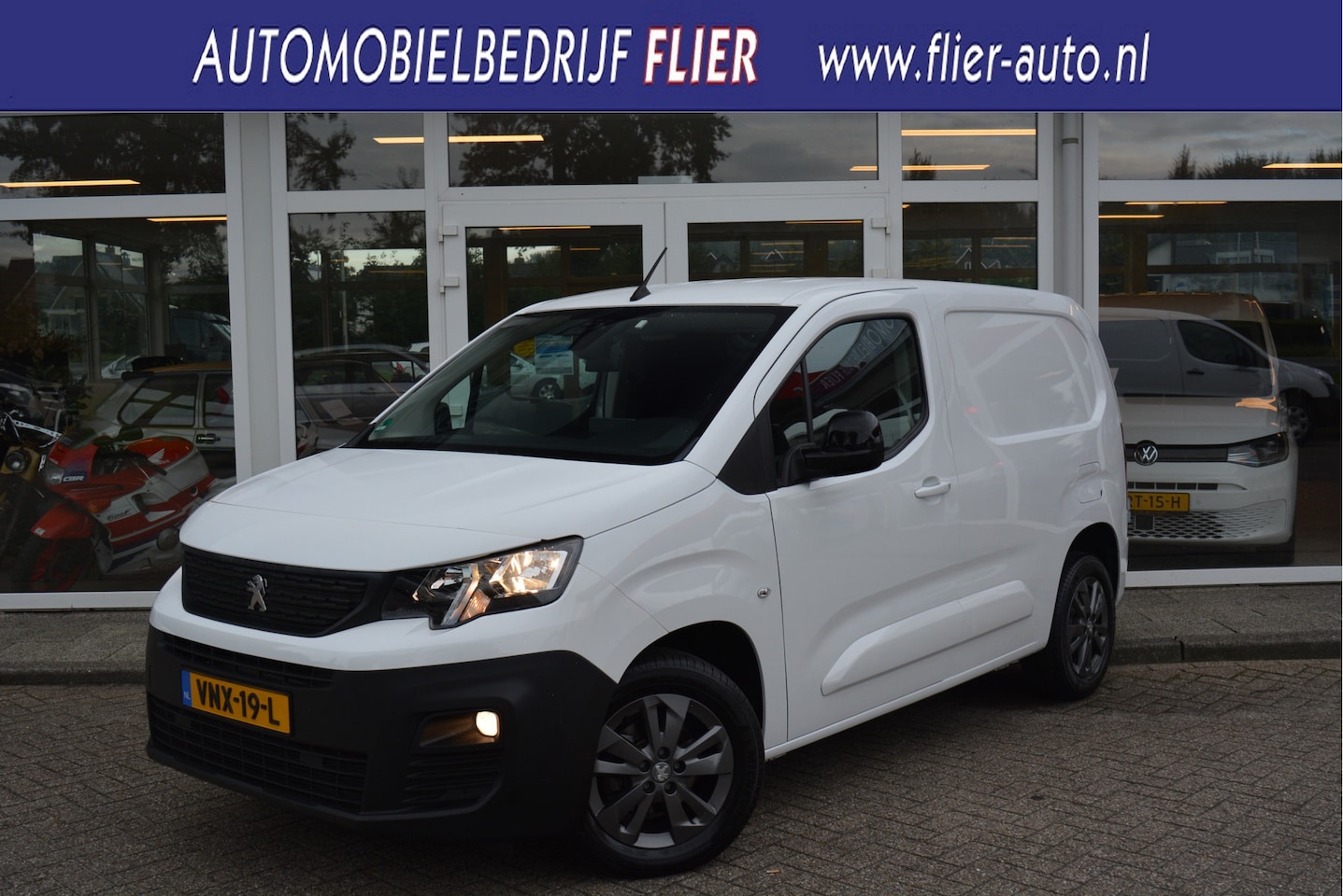 Peugeot Partner - 1.5 102PK BlueHDI Asphalt | Navi | PDC | Camera | Cruise | Car Play | - AutoWereld.nl