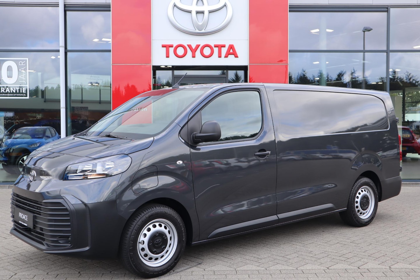 Toyota ProAce Electric Worker - Challenger Extra Range Long 75 kWh 3-PERS APPLE/ANDROID CRUISE P-SENSOREN DAB+ NIEUW UIT V - AutoWereld.nl