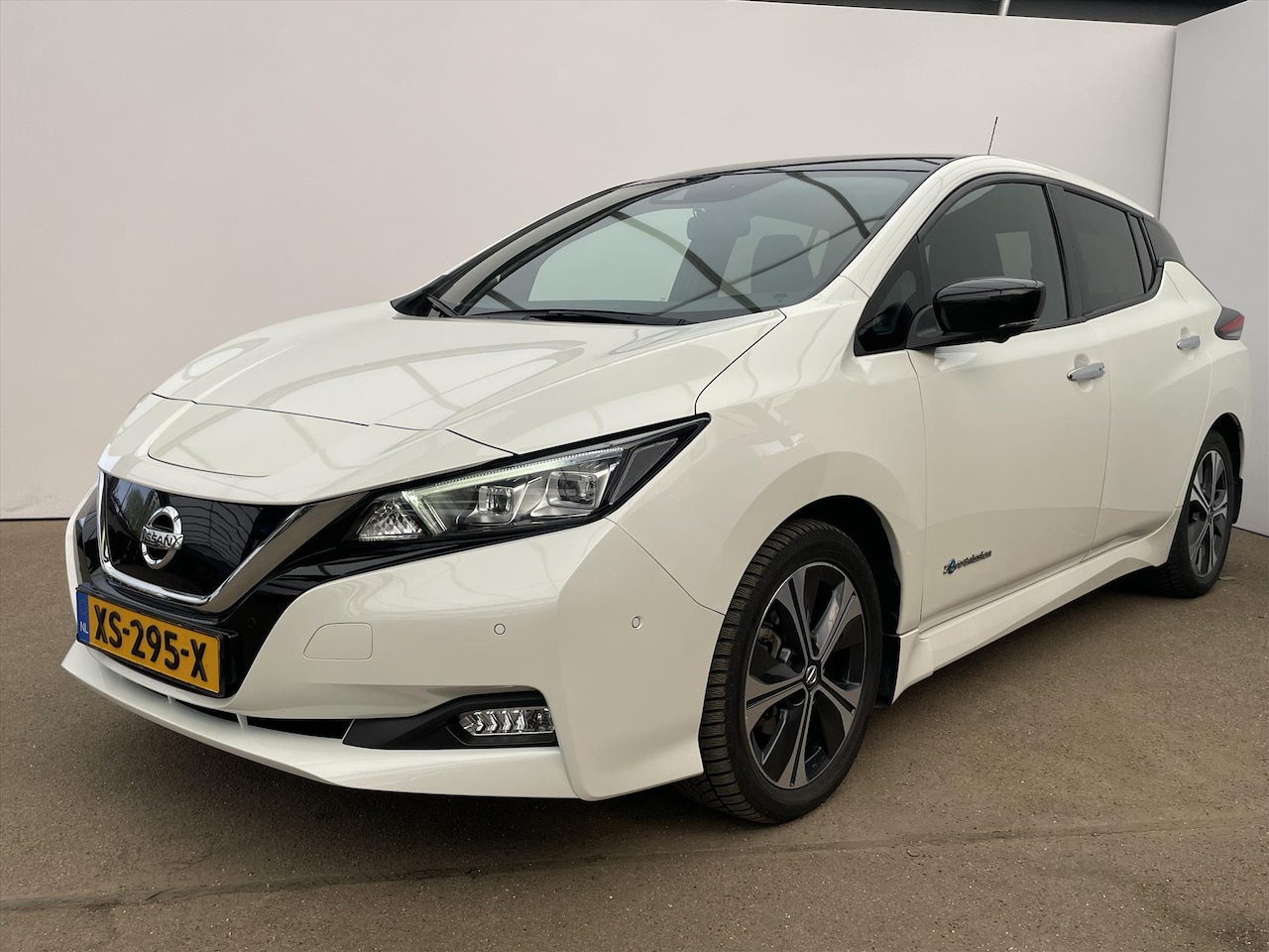 Nissan LEAF - Electric 40kWh Tekna / Navi / PDC - AutoWereld.nl