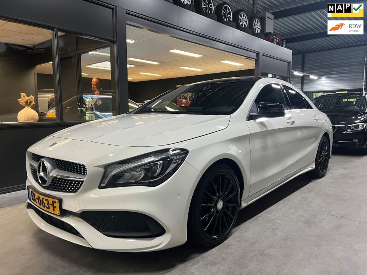 Mercedes-Benz CLA-Klasse - 180 Prestige - AMG Pakket - Panoramadak - Xenon - LED - PDC - Stoelverwarming - AutoWereld.nl