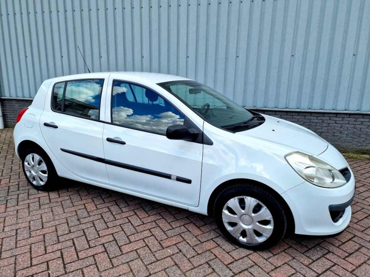 Renault Clio - 1.2 16V Authentique Airco Nieuwe APK 2025 - AutoWereld.nl