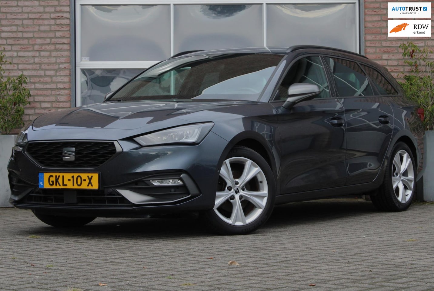 Seat Leon Sportstourer - 1.5 eTSI FR Automaat / digitaal dash / camera / carplay - AutoWereld.nl