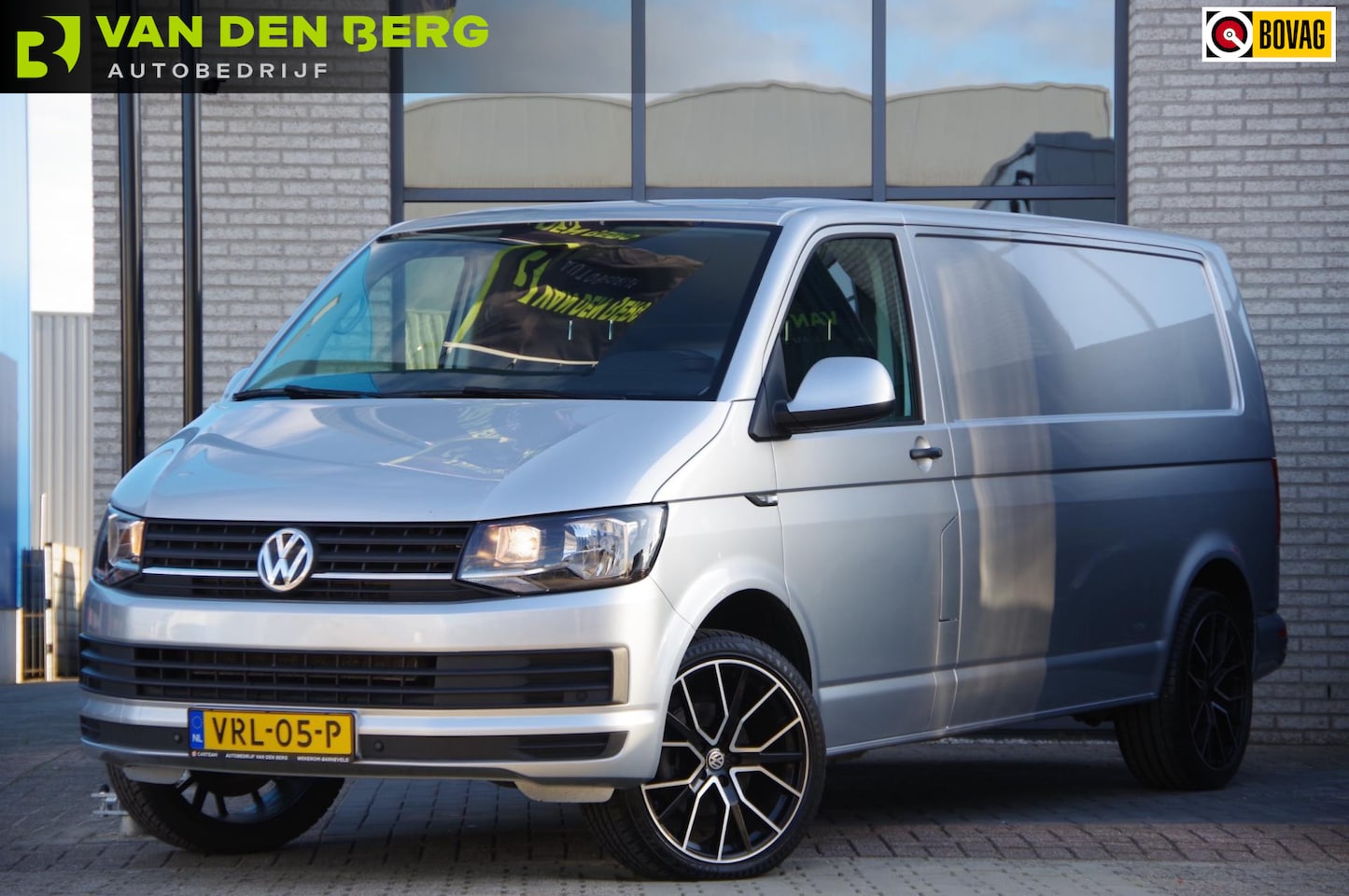 Volkswagen Transporter - 2.0 TDI L2 150PK, AIRCO, CRUISE, NAVI, PARKEERSENSOREN, STOELVERWARMING DUBBELE CABINE LEV - AutoWereld.nl