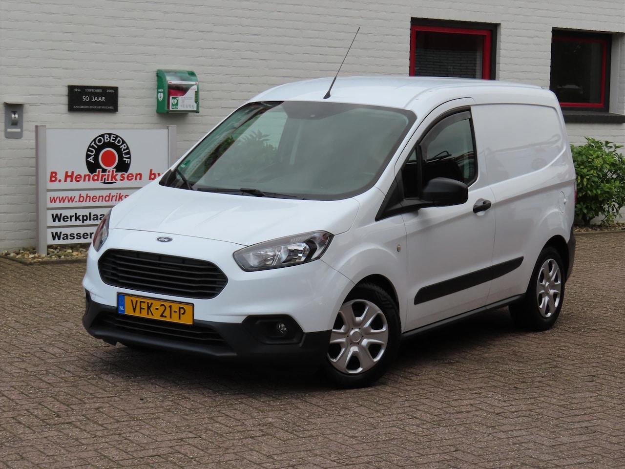 Ford Transit Courier - GB 1.5 TDCi Duratorq 75pk Trend/ Trekhaak/ All season banden/ Cruise control/ Navigatie/ A - AutoWereld.nl