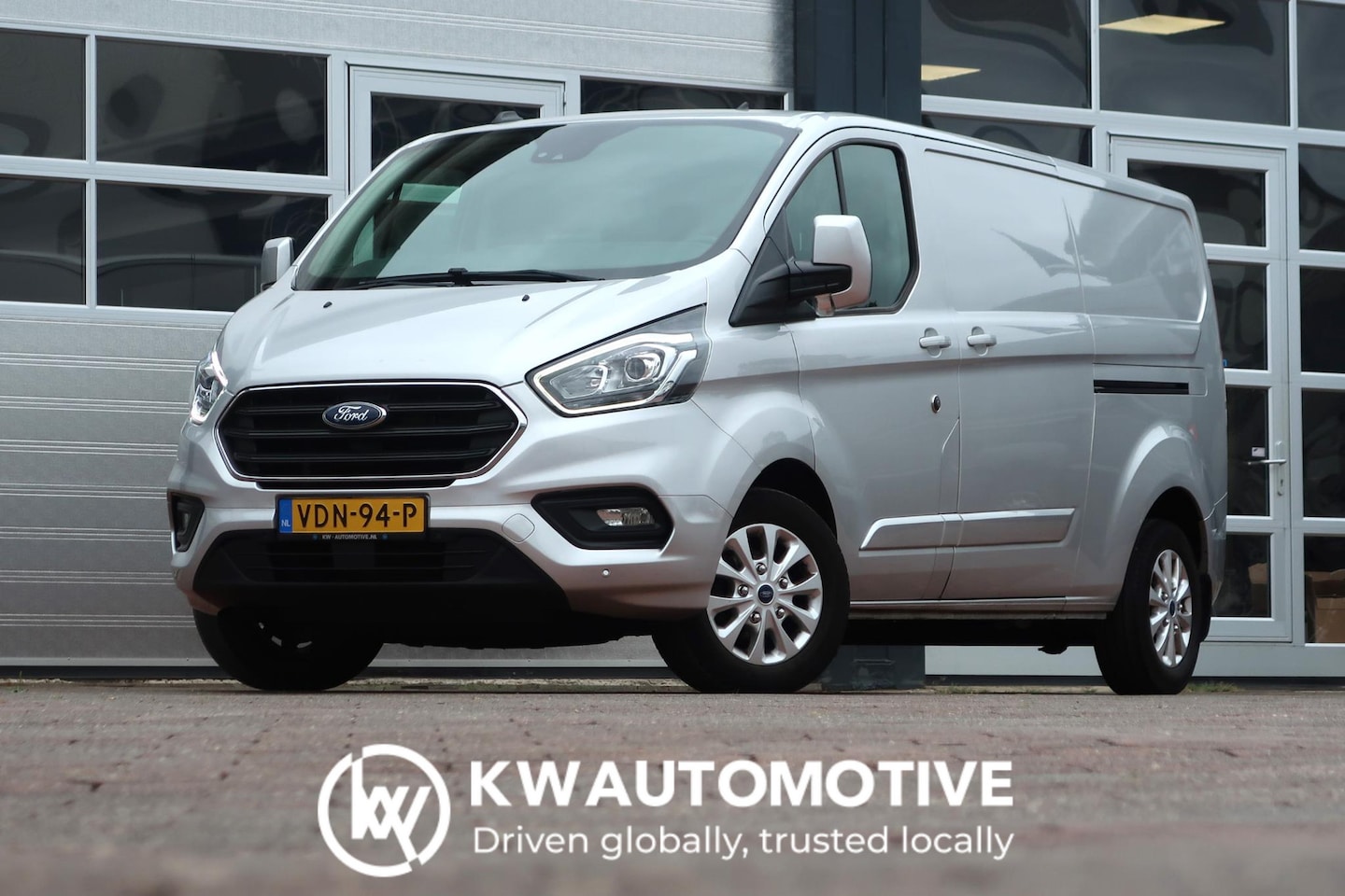 Ford Transit Custom - 300 2.0 TDCI L2H1 Limited AUT/ CAMERA/ LED/ 2x DEUR/ CRUISE/ NAVI/ CLIMA/ TREKHAAK - AutoWereld.nl