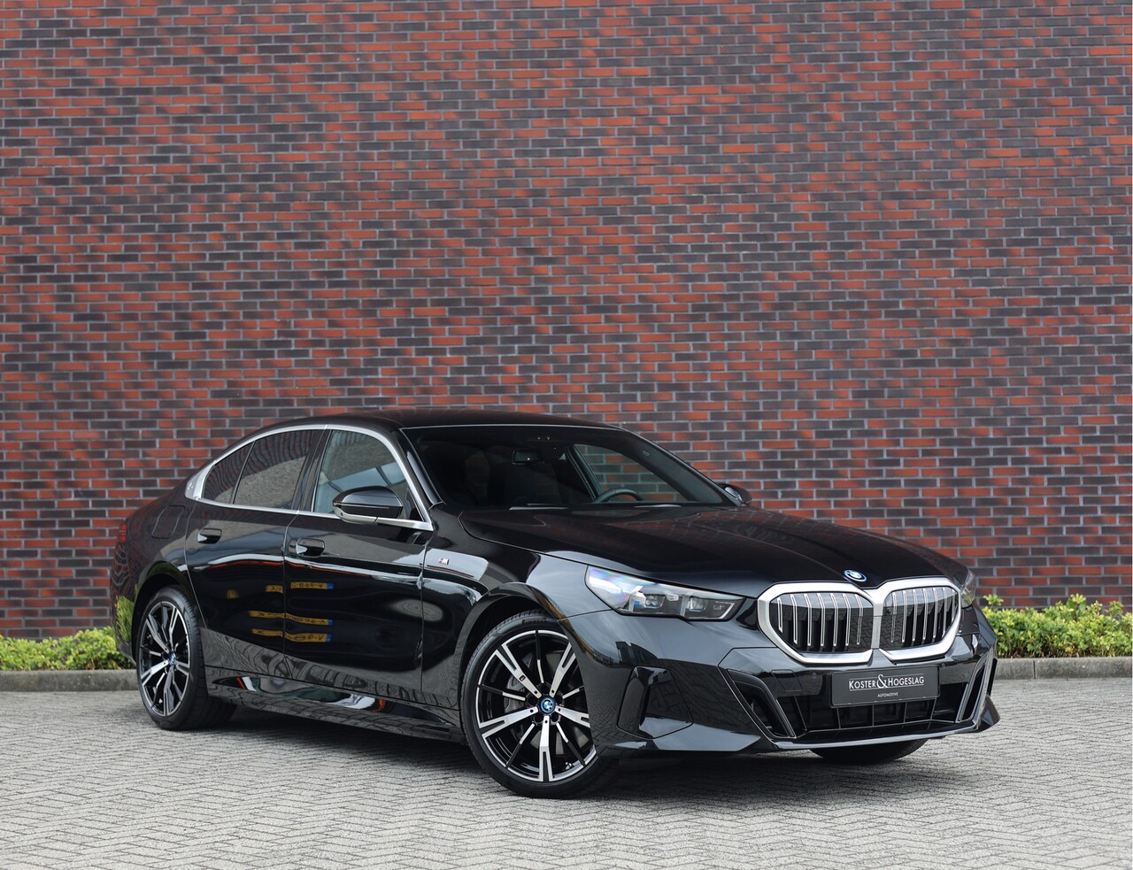 BMW 5-serie - 550e xDrive *M-Sport*Trekhaak*360Camera*Head-Up* - AutoWereld.nl