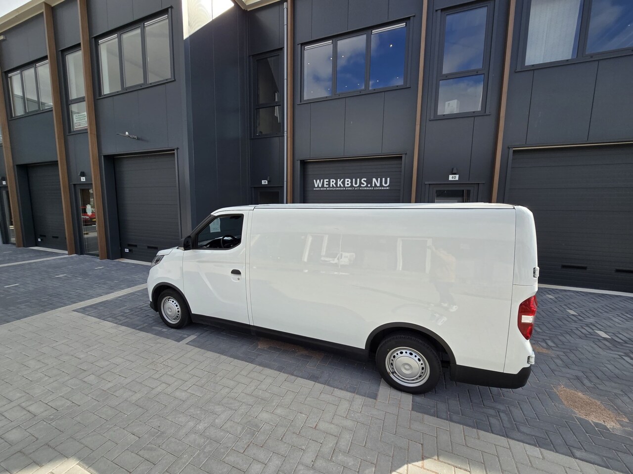 Maxus eDELIVER 3 - LWB 50 kWh Ook uit voorraad leverbaar inclusief Sortimo inrichting! 1 x beschikbaar met le - AutoWereld.nl