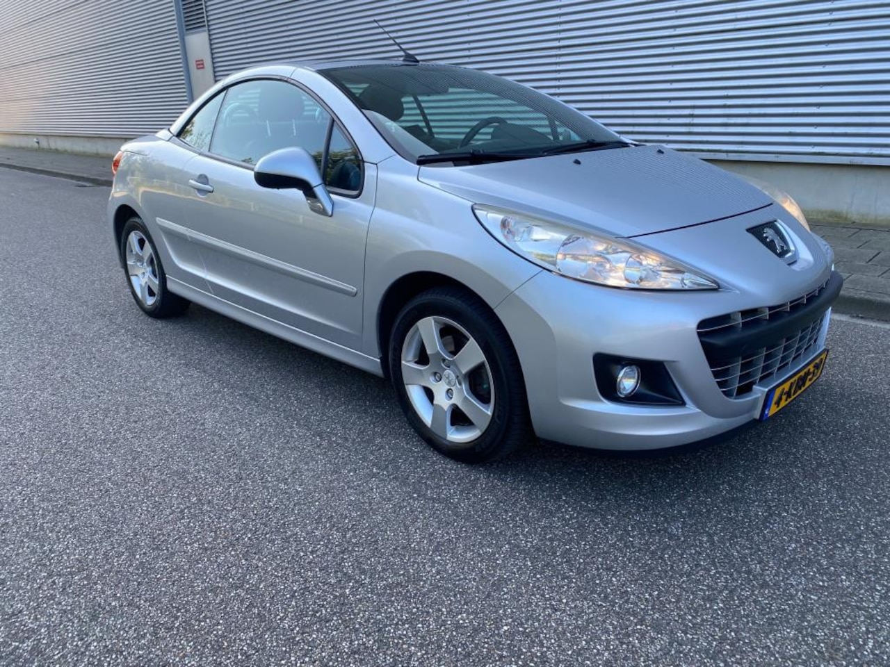 Peugeot 207 CC - 1.6 VTi in nieuwstaat met airco - AutoWereld.nl