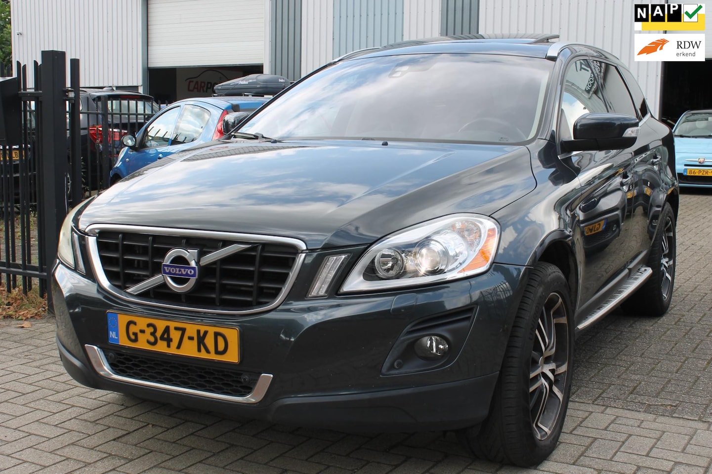 Volvo XC60 - 2.4 D5 AWD R-Design Pano Trekhaak Clima Leer Navi!! - AutoWereld.nl