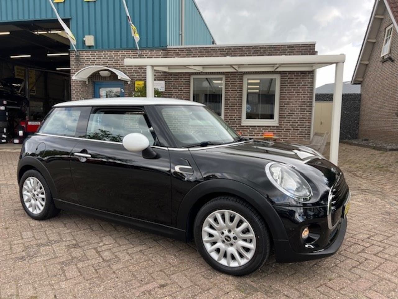 MINI Cooper - 1.5 Cooper Business line, NWST, NAP, 1e eig, Navi - AutoWereld.nl