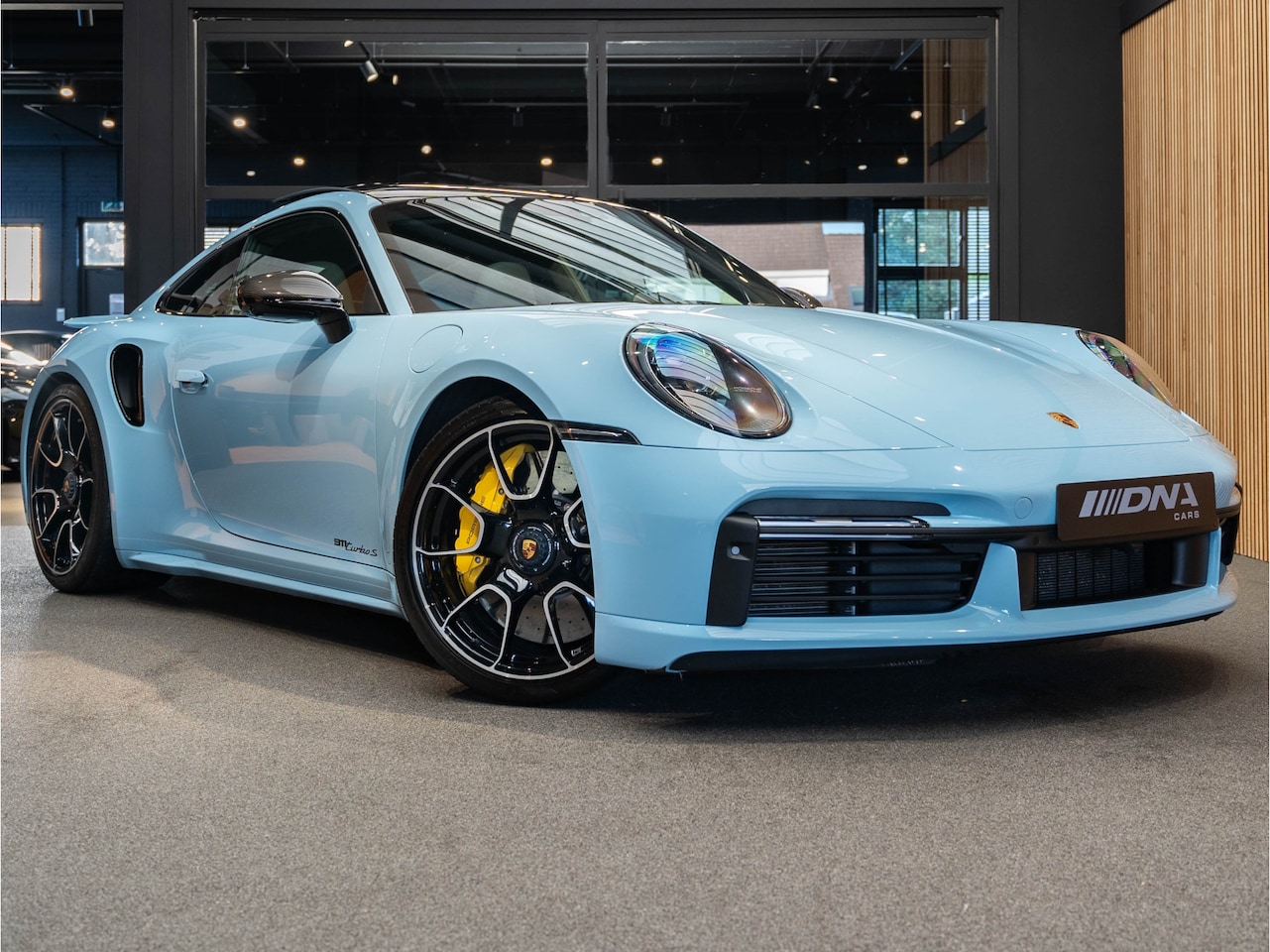 Porsche 911 - 992 Turbo S PTS Gulf Blue Surround Carbon 911 3.8 Turbo S Exclusive Manufaktur Interieur - AutoWereld.nl