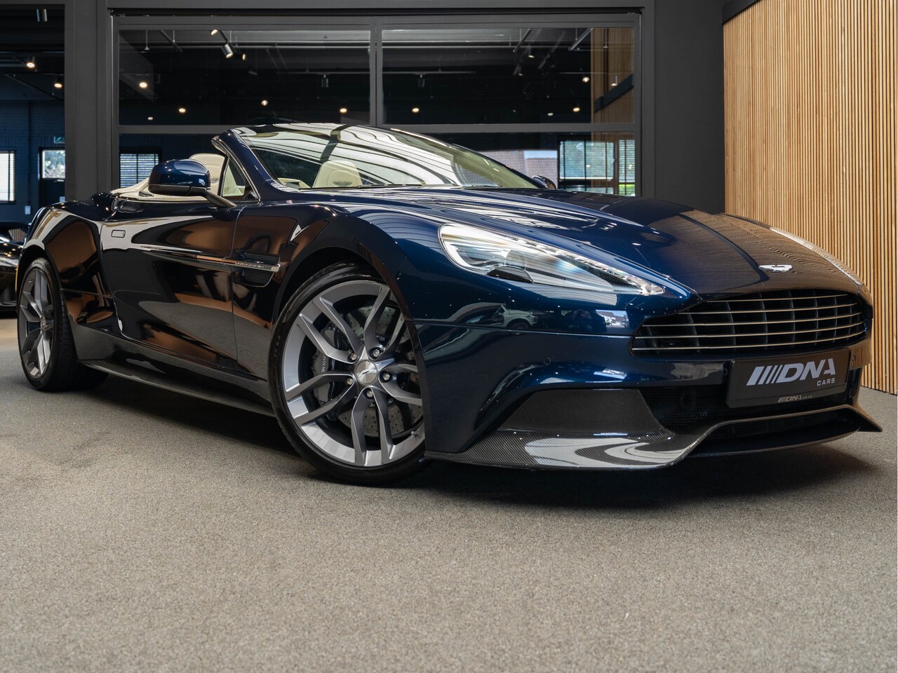 Aston Martin Vanquish Volante - Carbon 6.0 V12 Touchtronic 2+2 - AutoWereld.nl