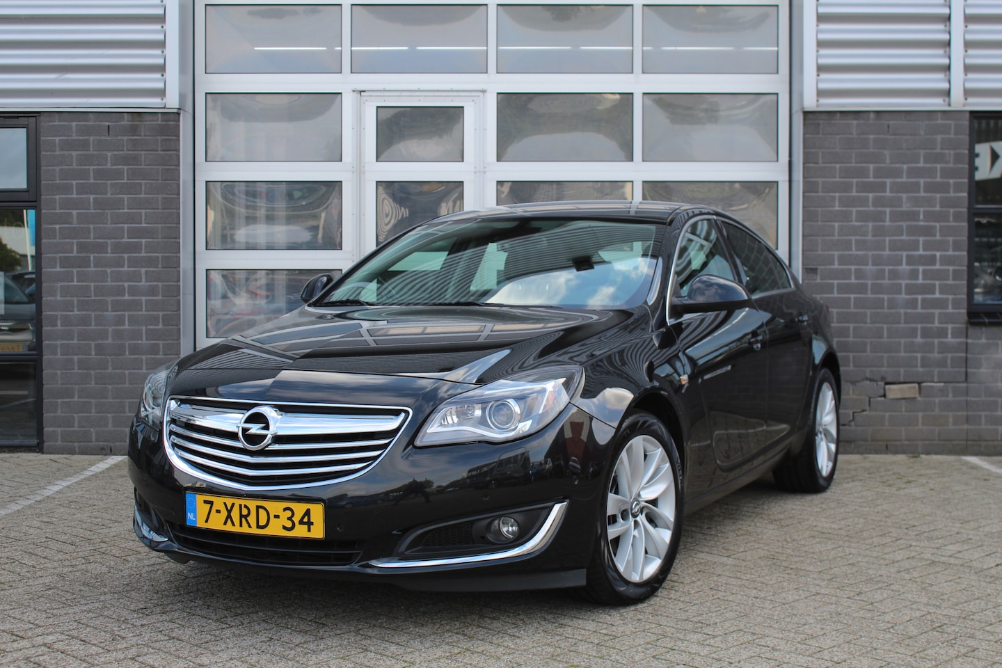 Opel Insignia - 1.6 T Cosmo / Navigatie / Camera / Clima / N.A.P. - AutoWereld.nl