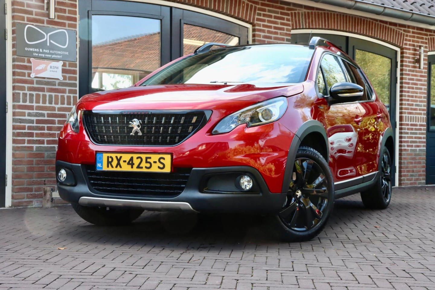 Peugeot 2008 - 1.2 PureTech GT-line | PANORAMA | NIEUWE DISTRIBUTIE | NAVIGATIE |CAMERA | TREKHAAK - AutoWereld.nl