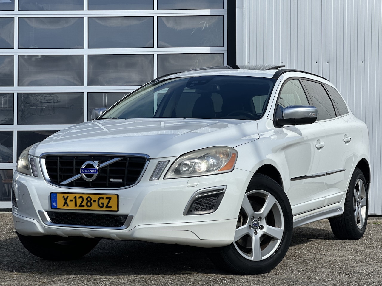 Volvo XC60 - 3.0 T6 AWD R-Design 305pk | Bi-Xenon | Panorama dak | Camera | Leder | Stoelverwarming | V - AutoWereld.nl