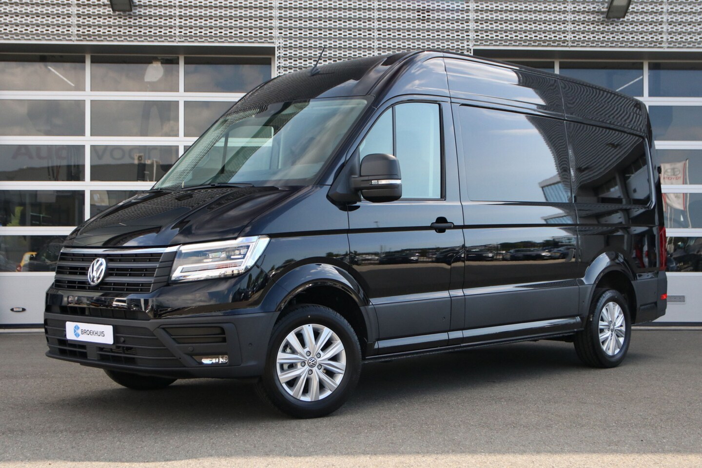 Volkswagen Crafter - 35 2.0 TDI 177 pk Automaat L3H3 Exclusive | Uit Voorraad Leverbaar | - AutoWereld.nl