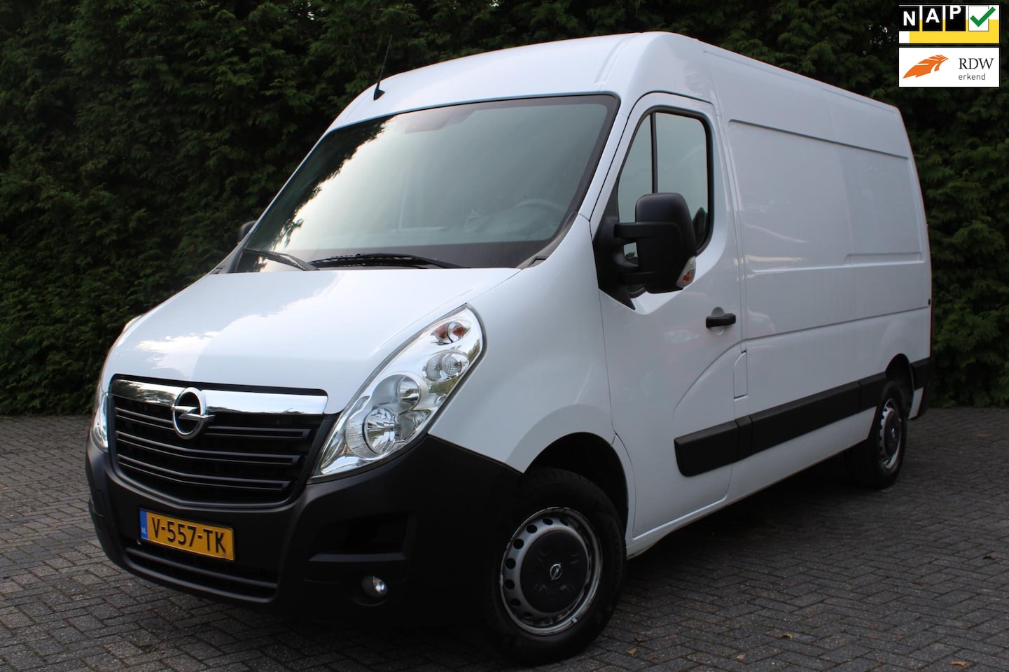 Opel Movano - 2.3 CDTI L2H2 110PK | Airco | Parkeersensoren | Cruise Control | Mobiel integratie | 3-zit - AutoWereld.nl